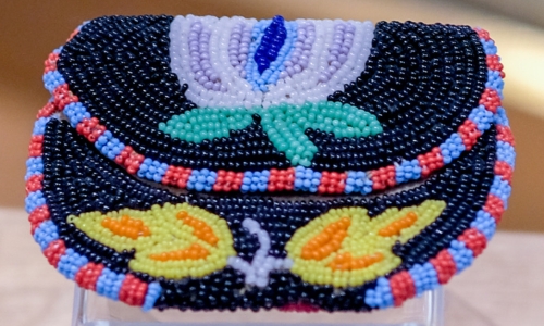 photo by Sharon Mollerus (CC BY 2.0) photo of an Anishinaabe Ojibwa purse decorated with beadwork