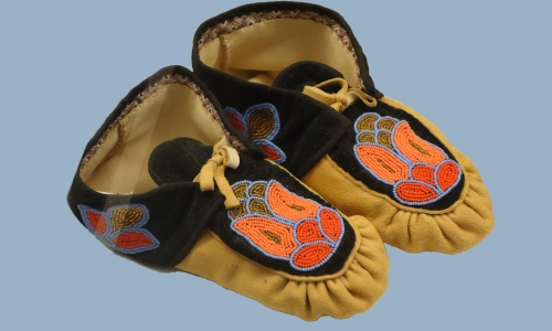 photo taken at Wisconsin Historical Museum by Daderot (CC0 1.0) photo of Ojibwe moccasins with beadwork